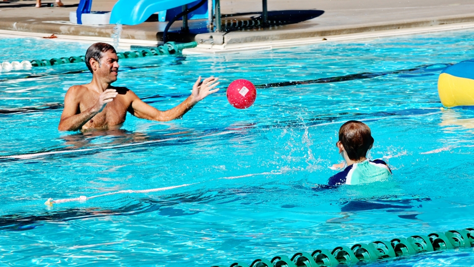Father and child high-fiving on the golf course